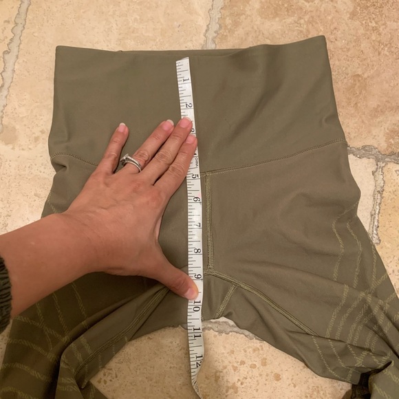 Lululemon leggings size 4 - Picture 8 of 8